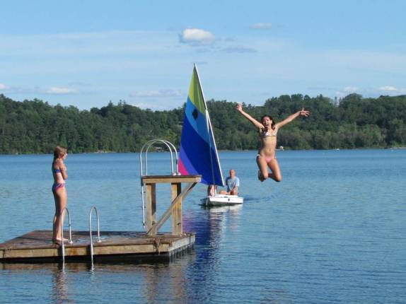 A Bebel e a Matilde se divertem no lago em frente à casa, em Lakeville, estado de Connecticut, nos Estados Unidos